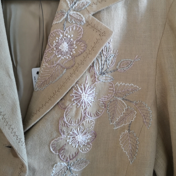 Blazer - Picture 3 of 4